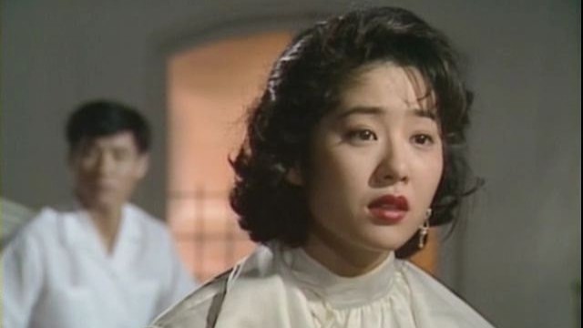 Ahn Myeonji Ahn Myeonji, mulher coreana de pele clara e batom vermelho com cabelos ondulados curto.