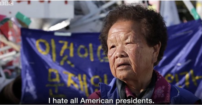 Foto de uma senhora idosa em um protesto contra o sistema de mísseis americano Thaad numa vila rural do sul da Coreia do Sul. Ela diz: "eu odeio todos os presidentes dos EUA"