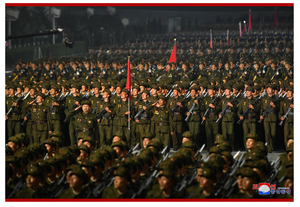 Soldados Paramilitares na celebração do 73° aniversário da fundação da DPRK Soldados Paramilitares na celebração do 73° aniversário da fundação da DPRK