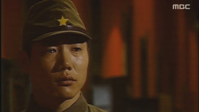 Park Sang Won como Jang Harim Homem coreano com lágrimas no rosto e um olhar vazio