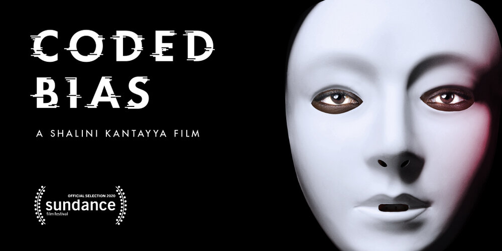 Foto do poster do documentário Coded Bias com uma imagem de uma pessoa negra vestida com uma máscara branca.