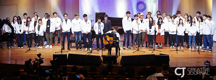 Na foto: 27º Torneio Musical Yoo Jae Ha. Apresentação de uma das músicas dele com todos os participantes ao palco.