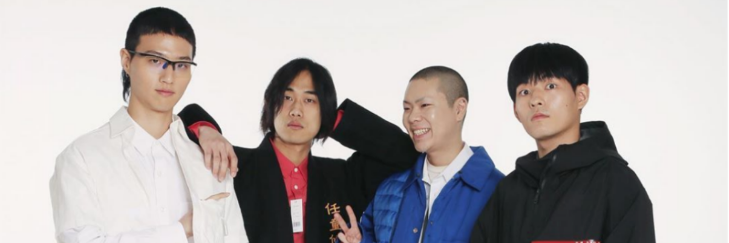 Imagem dos integrantes da banda. Da esquerda para direita: Hyunjae, Donggun, Oh Hyuk, Inwoo. Fundo Branco.
