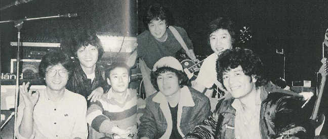 Na foto: Yoo Jae Ha segundo da esquerda para direita com a banda The Great Birth.