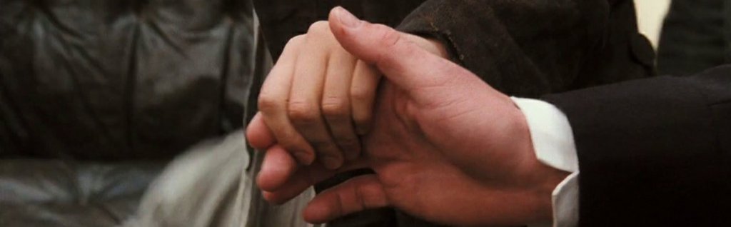 Header de uma cena do filme Orgulho e Preconceito em que aparece Elizabeth segurnado a mão de Darcy quando ele o ajuda a subir na carruagem.