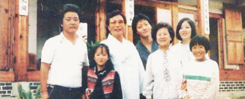 Na foto: Yoo Jae Ha e sua família